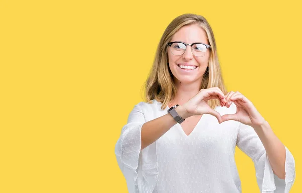 Mulher Bonita Usando Óculos Sobre Fundo Isolado Sorrindo Amor Mostrando — Fotografia de Stock