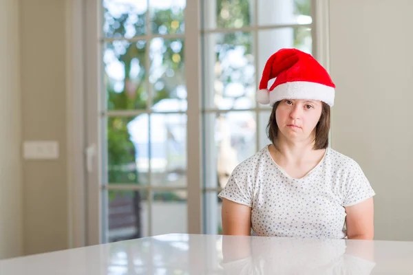 Женщина Синдромом Дауна Дома Рождественской Шляпе Уверенным Выражением Умном Лице — стоковое фото