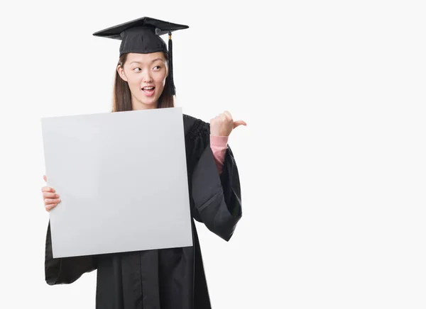 Giovane Donna Cinese Indossa Uniforme Laureato Tenendo Banner Che Punta — Foto Stock