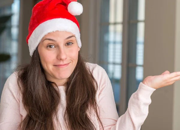 Krásná Mladá Žena Nosí Santa Claus Klobouk Domácí Bezradný Zmateni — Stock fotografie