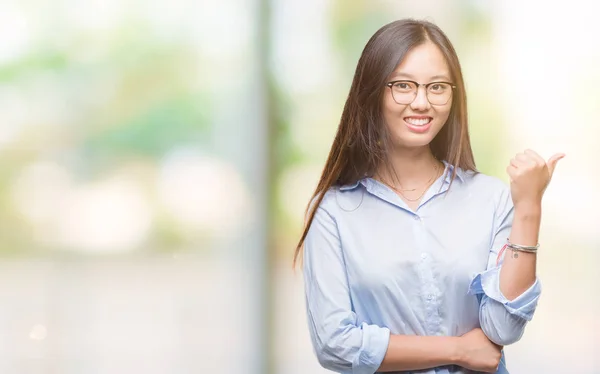 Unga Asiatiska Affärskvinna Som Bär Glasögon Över Isolerade Bakgrund Leende — Stockfoto