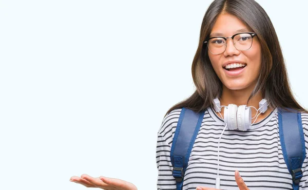 Jovem Asiática Estudante Mulher Vestindo Fones Ouvido Mochila Sobre Fundo — Fotografia de Stock