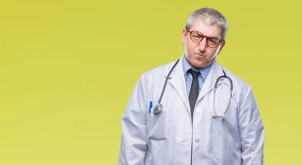 Przystojny Doktor Starszy Mężczyzna Białym Tle Sapiąc Policzki Śmieszną Twarz — Zdjęcie stockowe