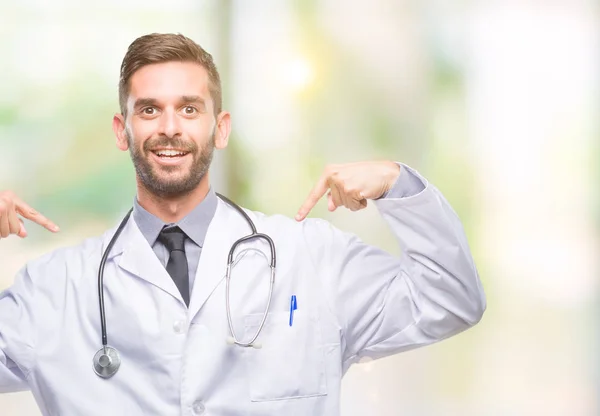 Jovem Bonito Médico Homem Sobre Fundo Isolado Olhando Confiante Com — Fotografia de Stock