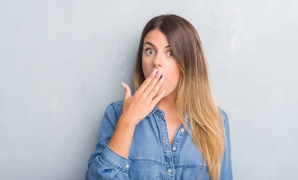 Junge Erwachsene Frau Über Grauer Grunge Wand Jeans Outfit Mund — Stockfoto