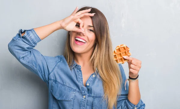 Joven Mujer Adulta Sobre Gris Pared Grunge Comer Bélgica Gofre —  Fotos de Stock