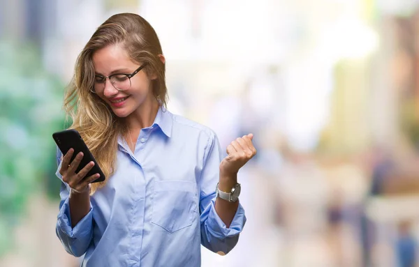 Joven Mujer Negocios Rubia Hermosa Usando Teléfono Inteligente Sobre Fondo —  Fotos de Stock