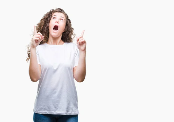 Mooie Brunette Krullend Haar Jong Meisje Dragen Casual Shirt Geïsoleerde — Stockfoto