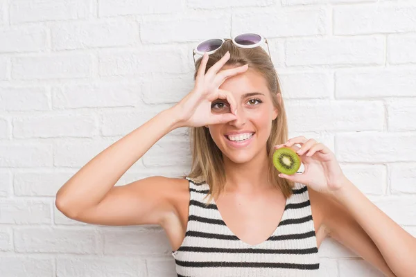 Mulher Bonita Sobre Parede Tijolo Branco Comendo Quivi Verde Com — Fotografia de Stock