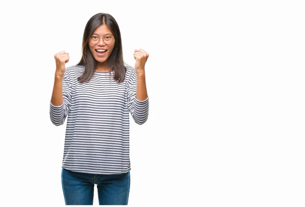 Mujer Asiática Joven Con Gafas Sobre Fondo Aislado Celebrando Sorprendida — Foto de Stock