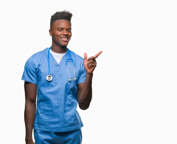 Jeune Homme Médecin Afro Américain Sur Fond Isolé Portant Uniforme — Photo