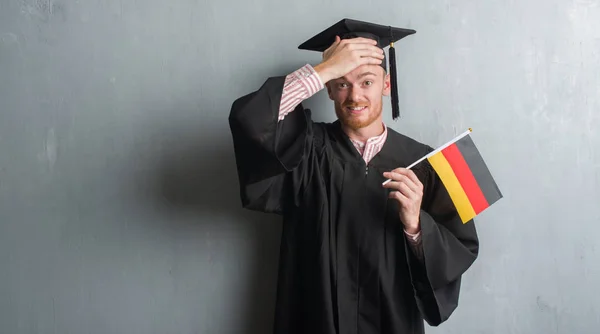 Fiatal Vörös Hajú Férfi Szürke Grunge Falon Viselt Diplomás Egységes — Stock Fotó