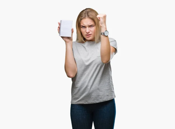 Mulher Branca Jovem Segurando Notebook Branco Sobre Fundo Isolado Irritado — Fotografia de Stock