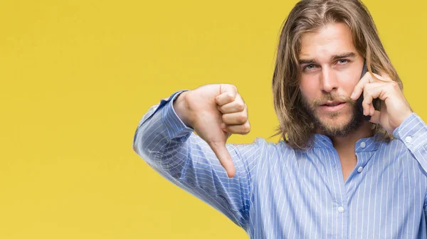 Jovem Homem Bonito Com Cabelos Longos Sobre Fundo Isolado Falando — Fotografia de Stock