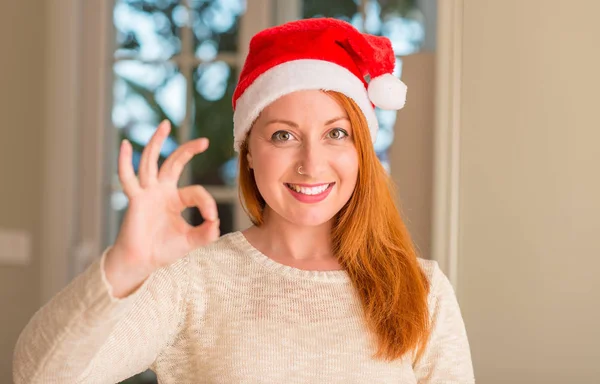 Κοκκινομάλλης Γυναίκα Φοράει Καπέλο Santa Claus Κάνει Εντάξει Πινακίδα Δάχτυλα — Φωτογραφία Αρχείου
