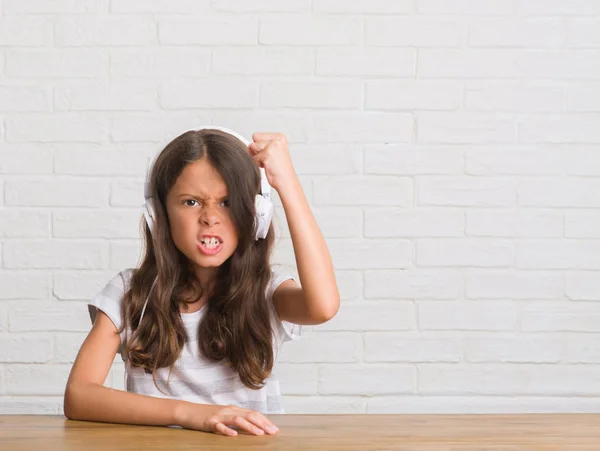 Jonge Latino Jongen Zittend Tafel Dragen Hoofdtelefoon Boos Gefrustreerd Schreeuwen — Stockfoto