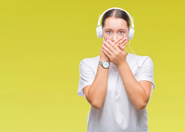 Giovane Donna Caucasica Ascoltare Musica Indossando Cuffie Sfondo Isolato Scioccato — Foto Stock