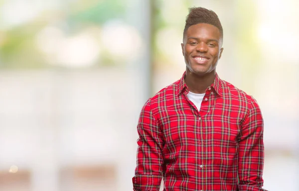 年轻的非洲裔美国人在与世隔绝的背景下 脸上带着愉快和凉爽的笑容 幸运的人 — 图库照片