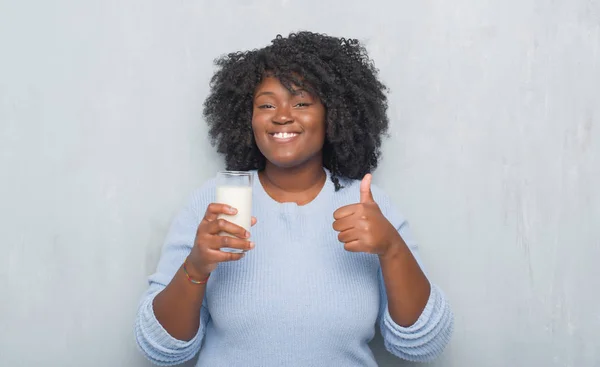 Junge Afrikanisch Amerikanische Frau Über Graue Grunge Wand Trinkt Ein — Stockfoto