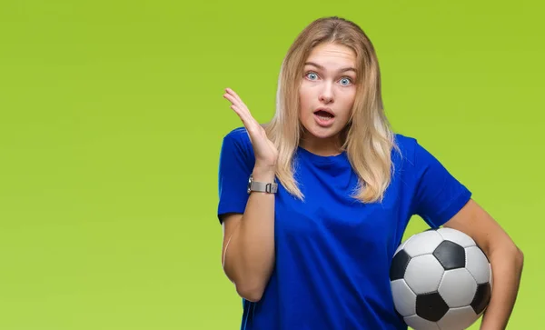 Junge Kaukasische Frau Hält Fußball Über Isoliertem Hintergrund Sehr Glücklich — Stockfoto