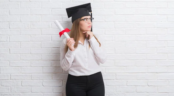 Mujer Adulta Joven Sobre Pared Ladrillo Blanco Con Sombrero Graduado — Foto de Stock