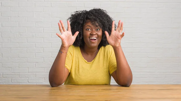 Jonge African American Vrouw Zittend Tafel Thuis Vieren Van Gek — Stockfoto