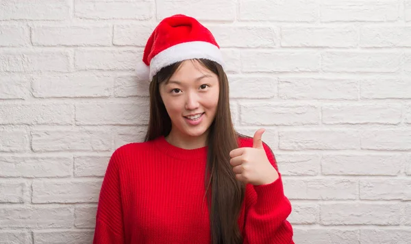 Joven Mujer China Con Sombrero Santa Claus Feliz Con Una — Foto de Stock