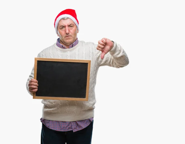 Bonito Homem Sênior Vestindo Chapéu Natal Segurando Quadro Negro Sobre — Fotografia de Stock