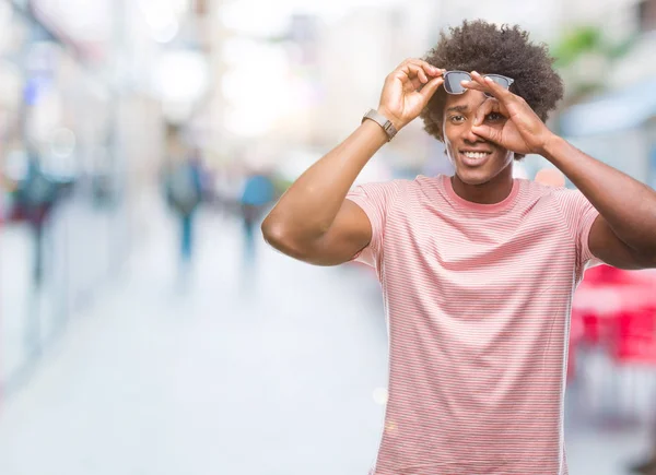 Afro Amerikansk Man Bär Solglasögon Över Isolerade Bakgrund Gör Gest — Stockfoto