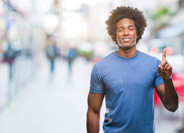 Afro Americano Uomo Sfondo Isolato Mostrando Indicando Con Dito Numero — Foto Stock