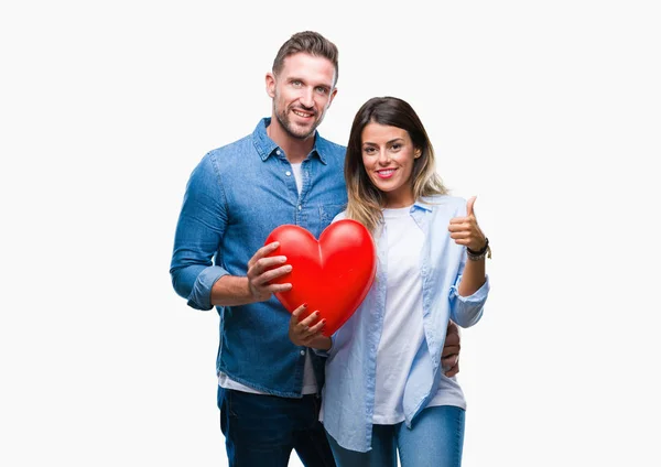 Jovem Casal Apaixonado Segurando Coração Vermelho Sobre Fundo Isolado Feliz — Fotografia de Stock