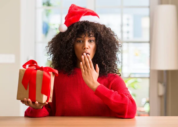 Africano Americano Mulher Segurando Presente Vestindo Natal Chapéu Vermelho Cobrir — Fotografia de Stock