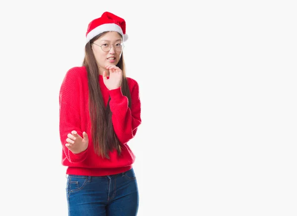 Jovem Chinesa Sobre Fundo Isolado Vestindo Chapéu Natal Expressão Repugnante — Fotografia de Stock