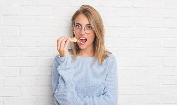 Vacker Ung Kvinna Över Vit Tegelvägg Äta Pizza Slice Med — Stockfoto