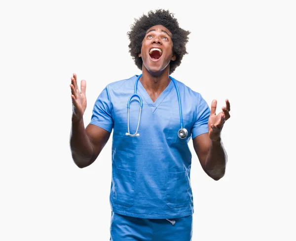 Afro Amerikaans Chirurg Dokter Man Geïsoleerde Achtergrond Gekke Gekke Schreeuwen — Stockfoto