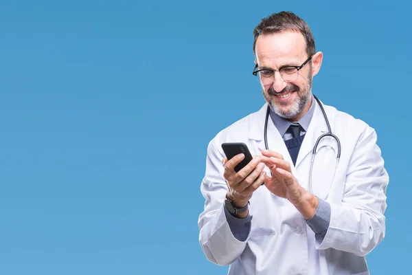 Mediana Edad Hoary Médico Hombre Mensajes Texto Utilizando Teléfono Inteligente —  Fotos de Stock