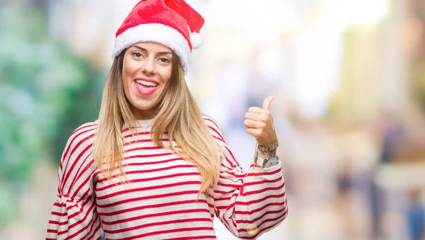 Jovem Mulher Bonita Vestindo Chapéu Natal Sobre Fundo Isolado Sorrindo — Fotografia de Stock