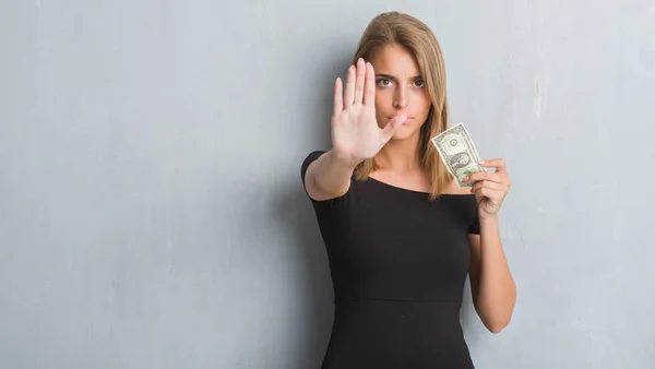 Hermosa Mujer Joven Sobre Pared Gris Grunge Sosteniendo Dólar Con — Foto de Stock