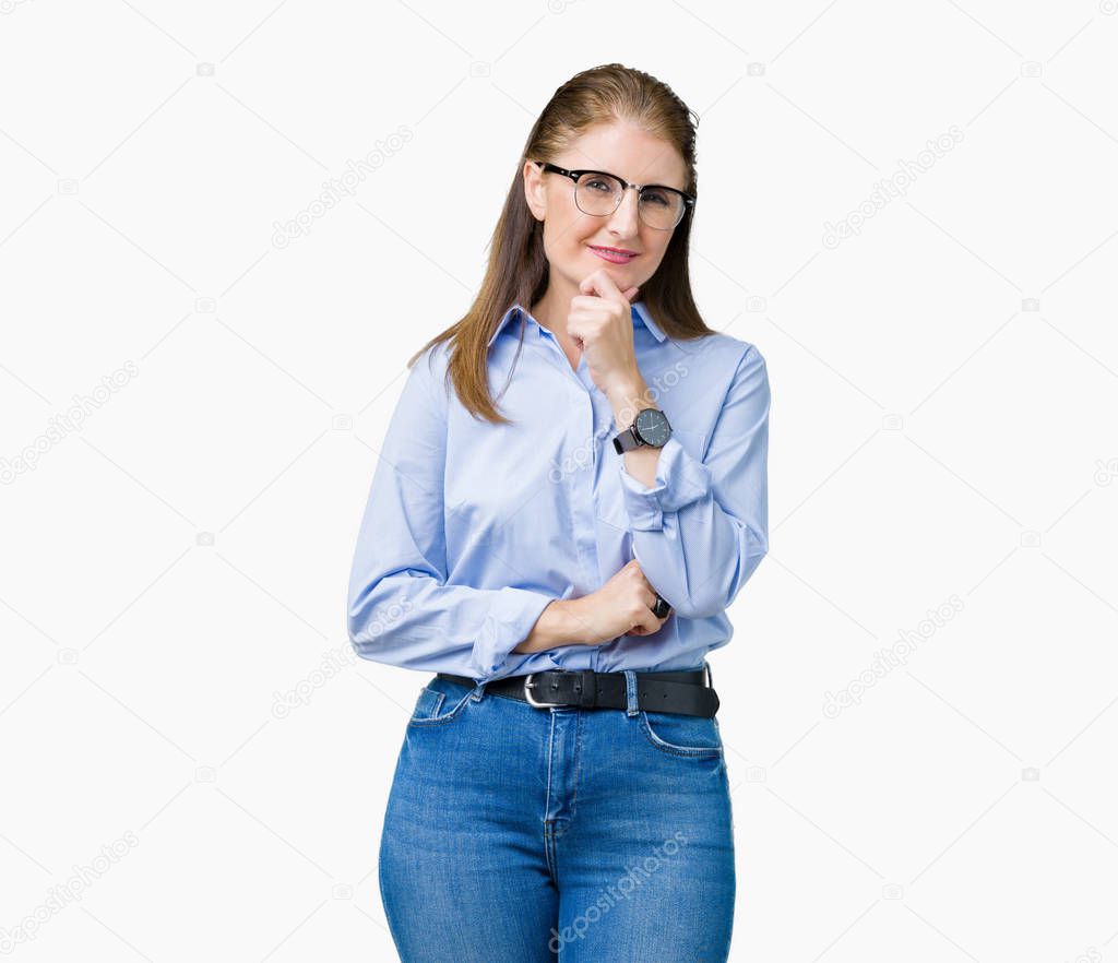 Beautiful middle age mature business woman wearing glasses over isolated background looking confident at the camera with smile with crossed arms and hand raised on chin. Thinking positive.