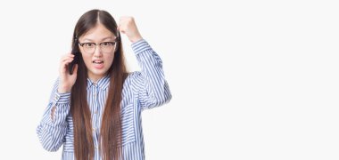 Genç Çinli kadın yüzünden rahatsız konuşan arka plan izole ve boşa çıkarmak ile öfke, çılgın da yükseltilmiş el ile bağırmaya kavramı öfke