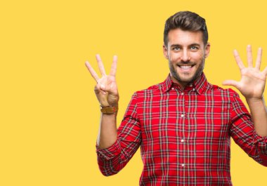 Yakışıklı delikanlı gösterilen ve parmakları ile işaret izole arka plan üzerinde kendinden emin ve mutlu gülümseyerek süre sekiz numara.