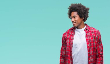 Uzak tarafına yüzünde, doğal ifade gülümseme ile seyir izole arka plan üzerinde Afro Amerikalı adam. Kendine güvenen gülüyor.