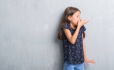 Bir şey pis ve iğrenç kokulu grunge Gri duvarlar, dayanılmaz koku, holding nefes burun parmaklar ile genç İspanyol çocuk. Kötü kokuyor kavramı.