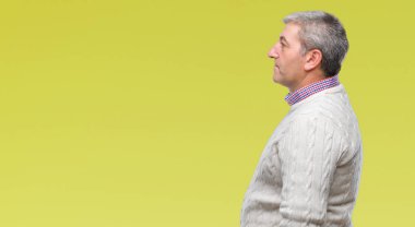 Yakışıklı komuta sizde giyen kış kazak izole arka tarafına, seyir üzerinde dinlenmek doğal yüz emin gülümseme ile pozuyla profili.