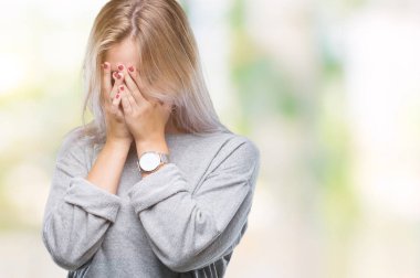 Genç Sarışın kadın ağlayarak süre elleriyle yüzünü kapsayan üzgün ifade ile izole arka plan yüzünden. Depresyon kavramı.
