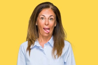 Güzel orta yaş iş yetişkin kadın dilini izole arka plan yüzünden out komik ifade ile mutlu. Duygu kavramı.