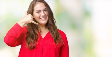 Artı boyutu genç iş kadını yapıyor gülümseyen izole arka plan üzerinde güzel telefon hareketi ile el ve parmak telefonda konuşuyor gibi. Kavramları iletişim.