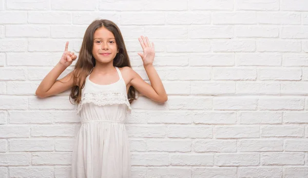 Молода Іспаномовна Дитина Над Білою Цегляною Стіною Показуючи Вказуючи Пальцями — стокове фото