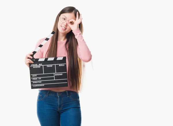 Jovem Chinês Mulher Sobre Isolado Fundo Segurando Palmas Com Feliz — Fotografia de Stock