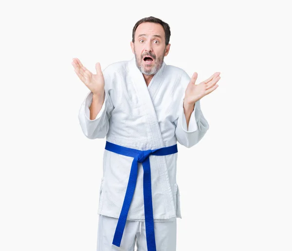 Stilig Medelåldern Senior Mannen Bär Kimono Uniform Över Isolerade Bakgrund — Stockfoto